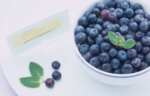 Черника в тарелке