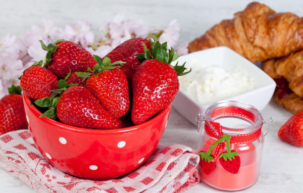 Клубника в тарелке