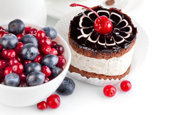 Пирожное и ягоды