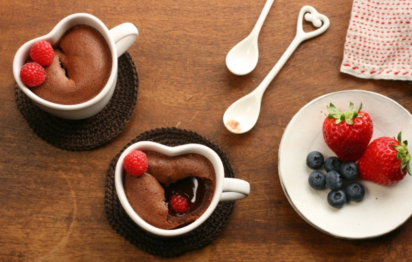 Шоколадный десерт с ягодами