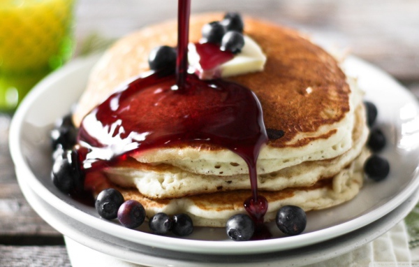 Блины с вареньем и ягодами