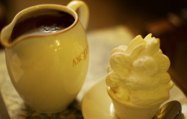 Горячий шоколад и пирожное