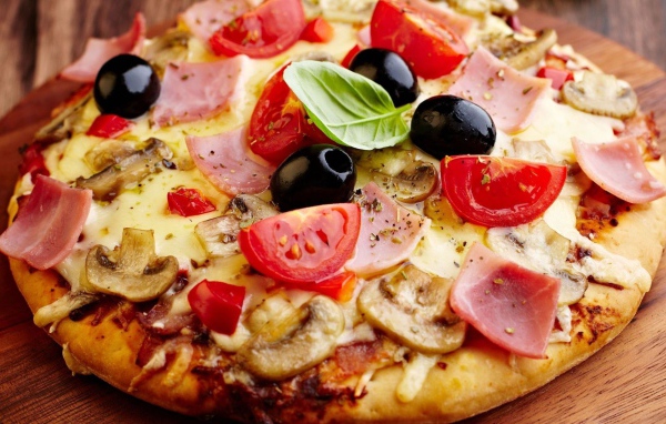 Пицца с помидоркой