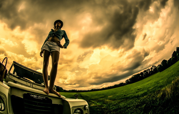 Девушка на капоте