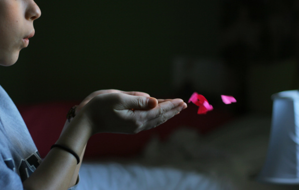 Мальчик и сердечки