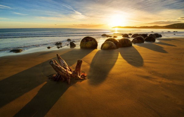 Каменные глыбы на золотом пляже