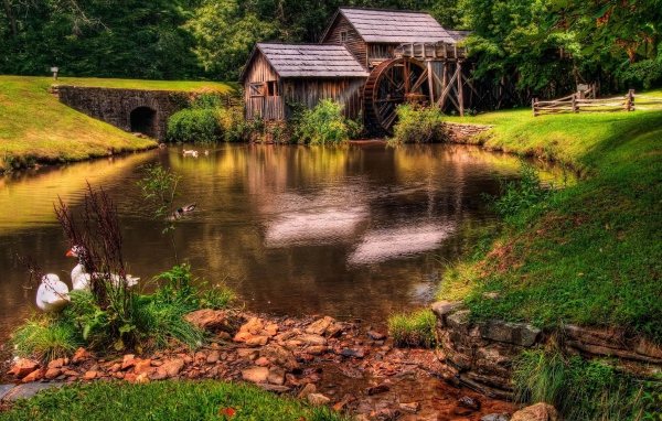 Мельница у реки