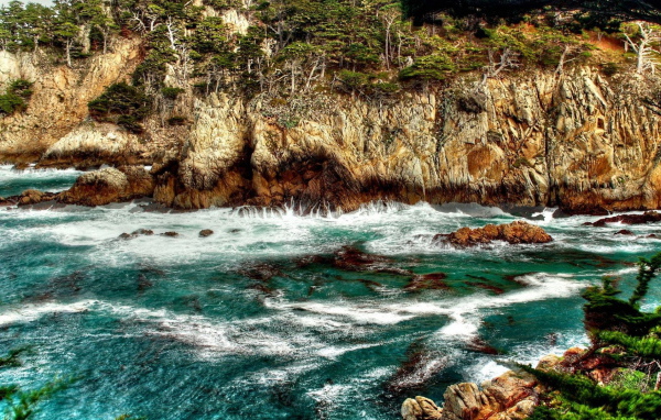 Скалы на берегу