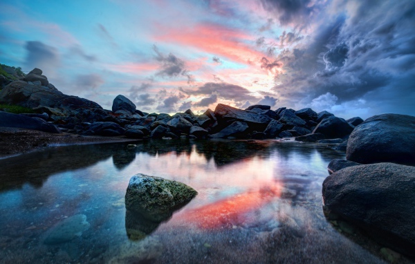 Закат над камнями