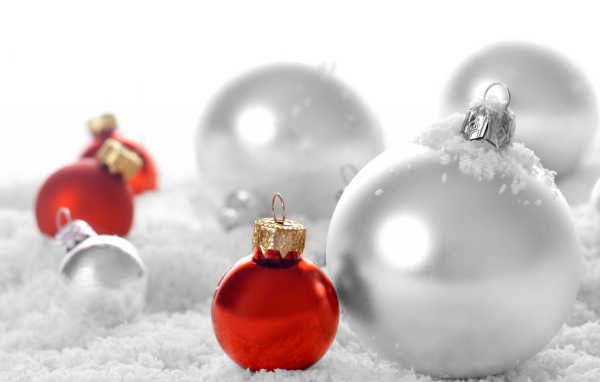 Новогодние игрушки в снегу