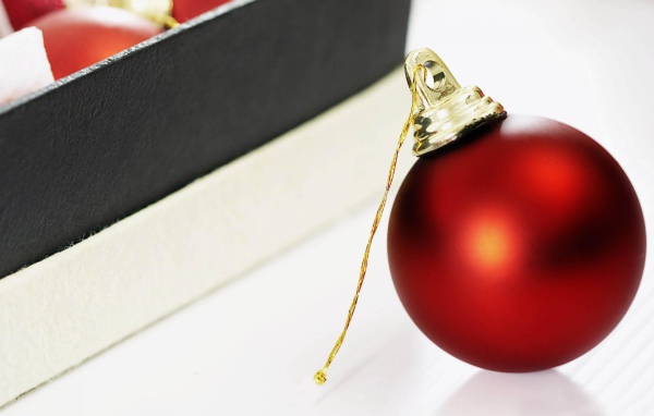 Красный шар для елки