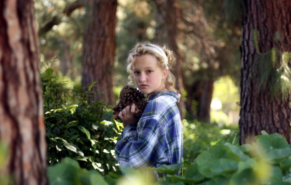 Девочка среди деревьев