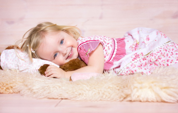 Девочка на полу