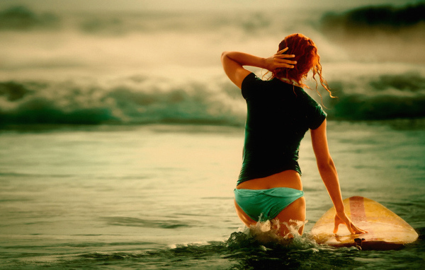 Девушка с доской