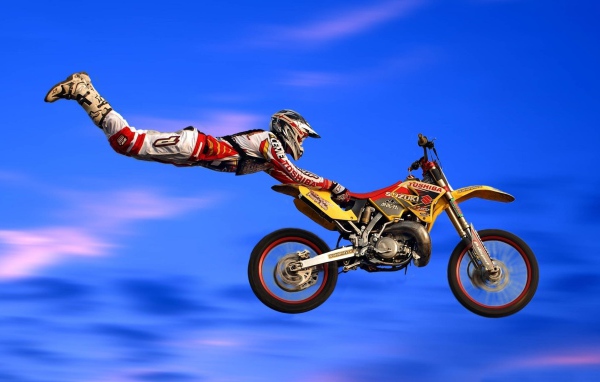 Мотоциклист в полете