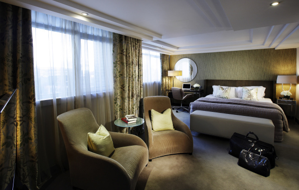 Бежевый интерьер спальни