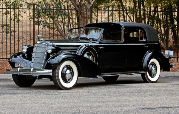 Черный Старинный автомобиль