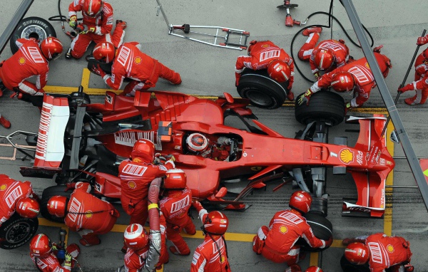 Формула один смена колес и заправка