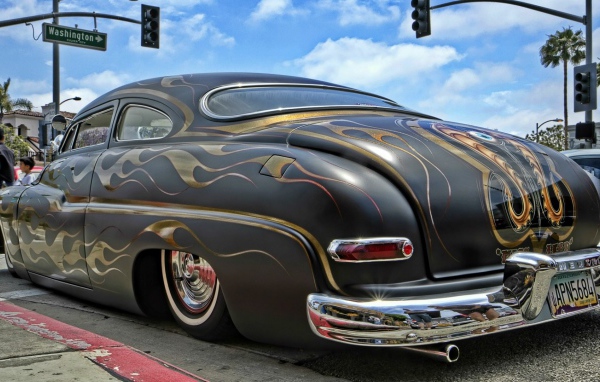 Разрисованный автомобиль на стоянке