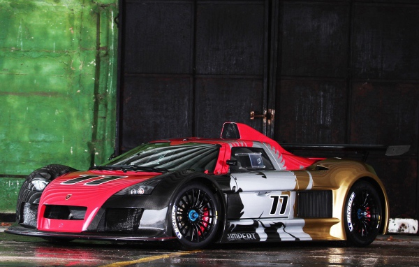 Автомобиль у гаража