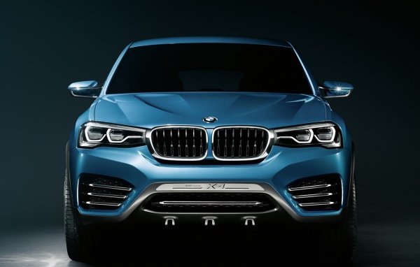 BMW X4 кроссовер на темном фоне