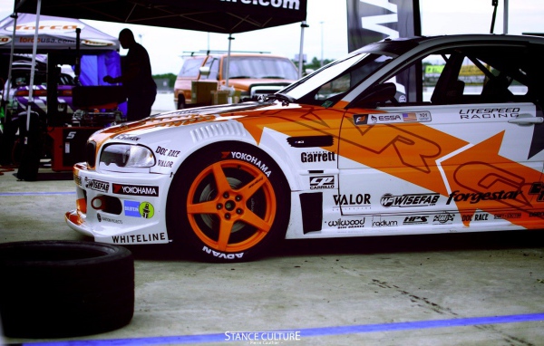 Автомобиль BMW готовится к гонкам