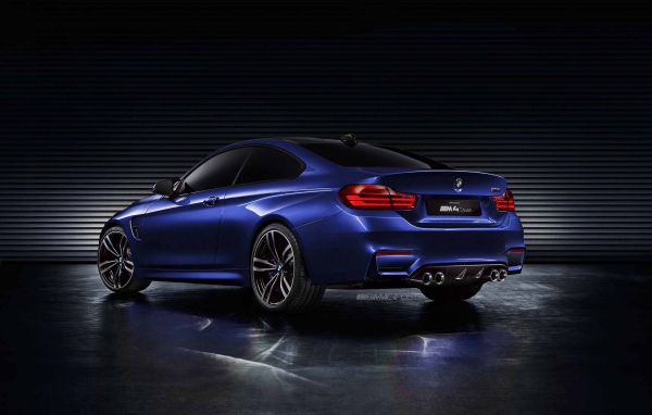 Синий BMW M4 купе