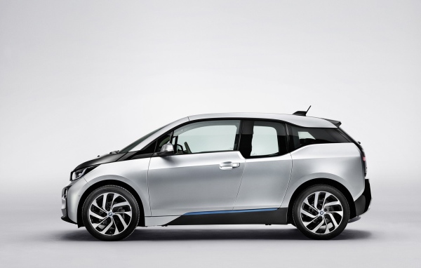 Серебряная BMW i3 со стороны