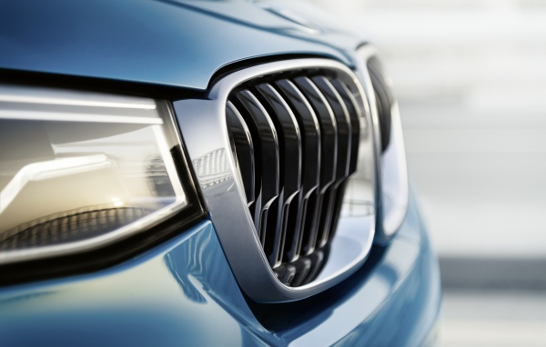 Передняя часть кроссовера BMW X4