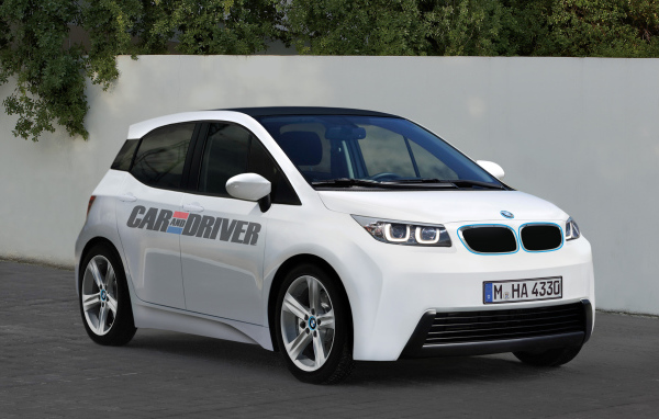 Белый BMW i3 на дороге