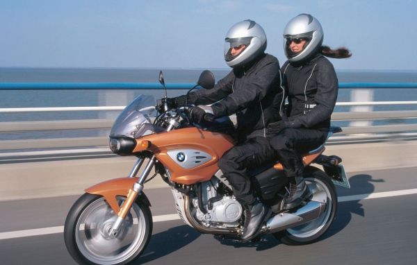 Мотоцикл BMW на дороге