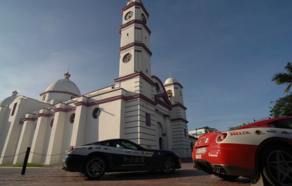 Автомобили у храма