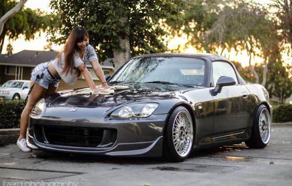 Девушка моет Хонду