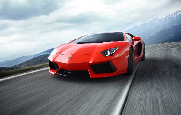 Lamborghini Aventador в движении