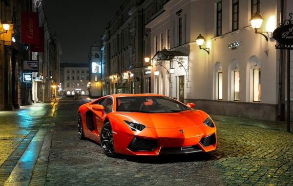 Lamborghini Aventador в городе