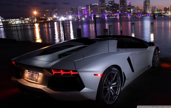 Ламборджини на берегу моря