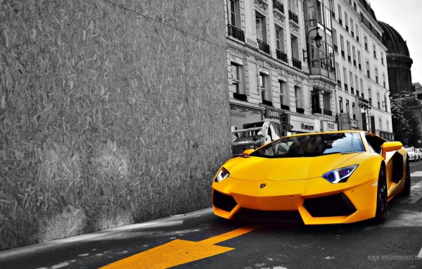 Желтый Lamborghini Aventador