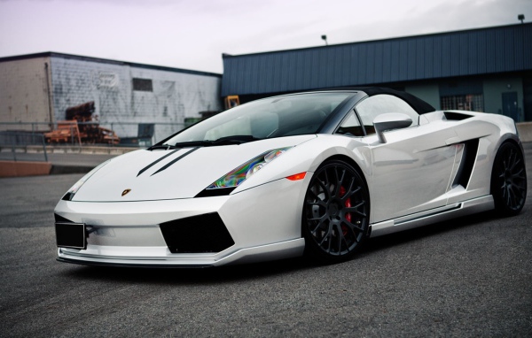 Белый автомобиль Ламборджини