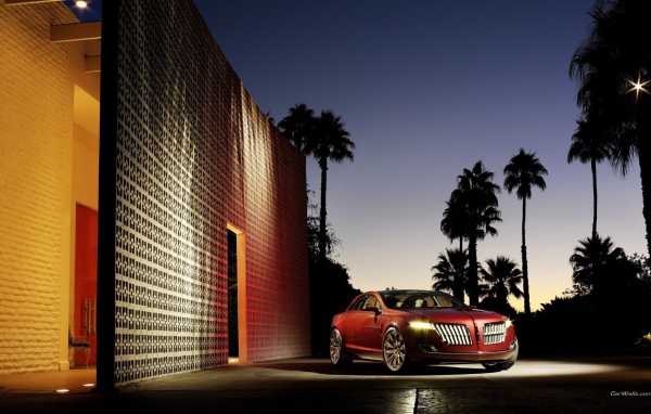 Автомобиль Линкольн в вечернем свете