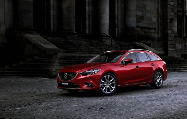 Красная Мазда 6
