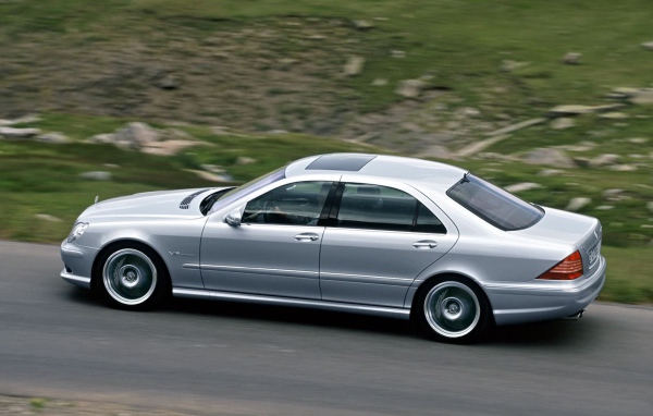 Серый Mercedes-Benz S65 AMG на дороге