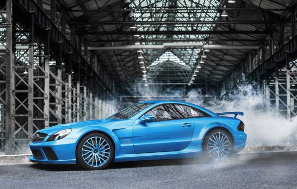 Мерседес на крутом повороте