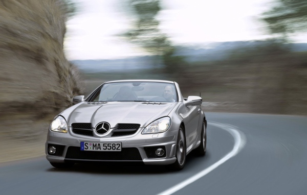 Мерседес бенц на повороте