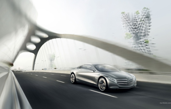 Мерседес едет по мосту