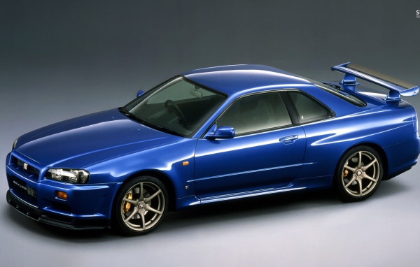 Голубой Ниссан GT-R