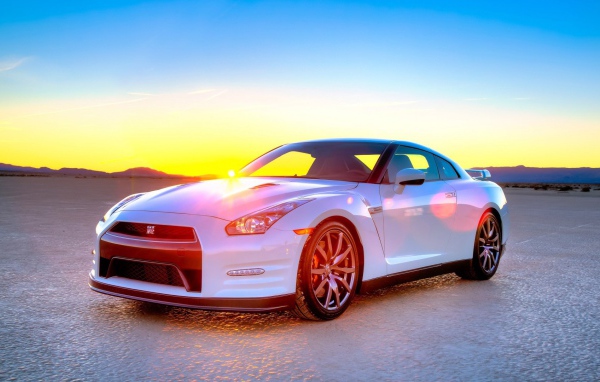 Белый Ниссан на закате
