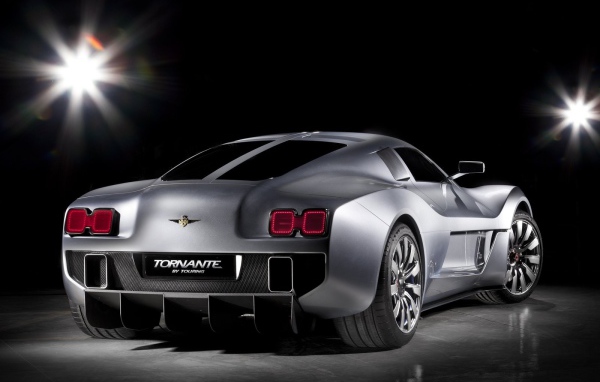 Серебристый автомобиль Gumpert