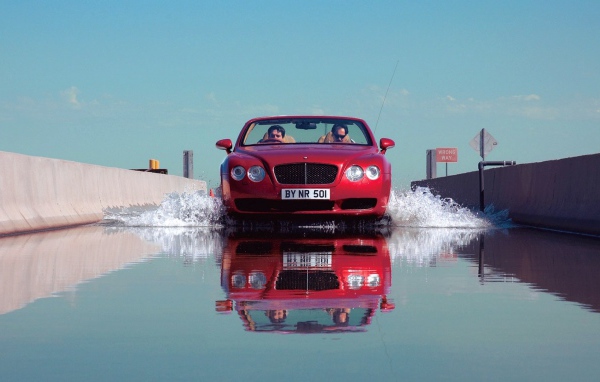 Автомобиль Бентли едет по воде