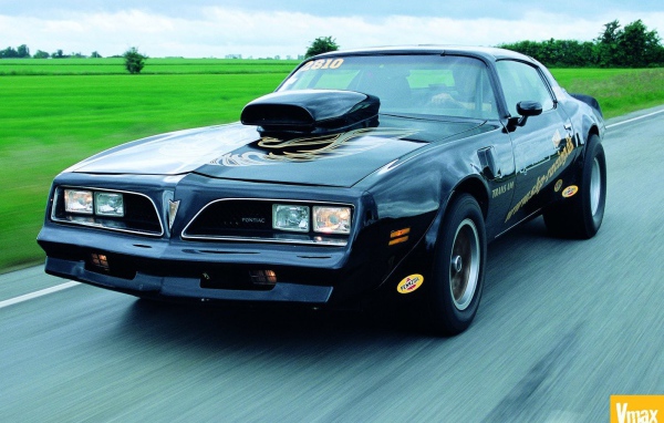 Pontiac на дороге