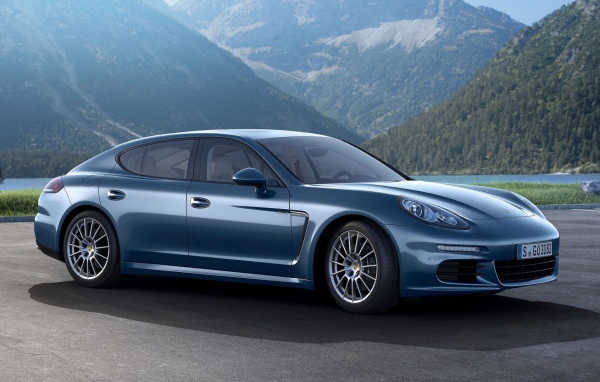 Синий Porsche Panamera Turbo S 2014 на дороге